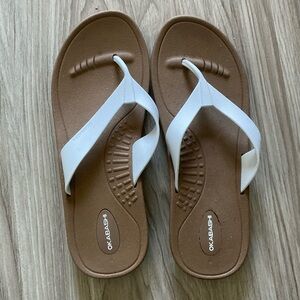 Okabashi Breeze Toffee, White Flip Flop Sandals Size Large (9.5-10.5) Beach Pool